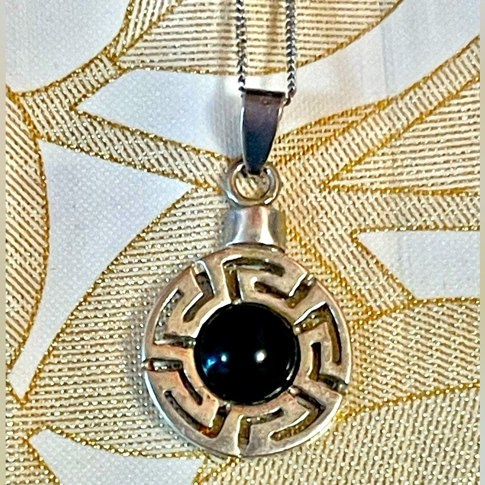 Vintage  925 Sterling Silver Chain Necklace Onyx Pendant Greek style 16”-20”